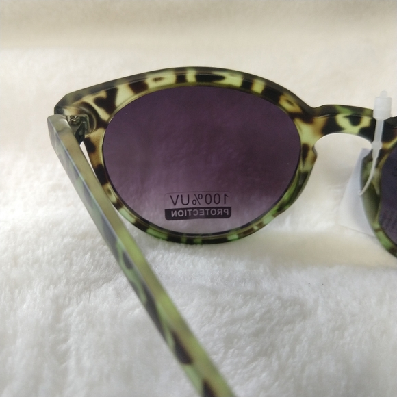 Retro UV 400 Clear Animal Print Sunglasses - Picture 7 of 8